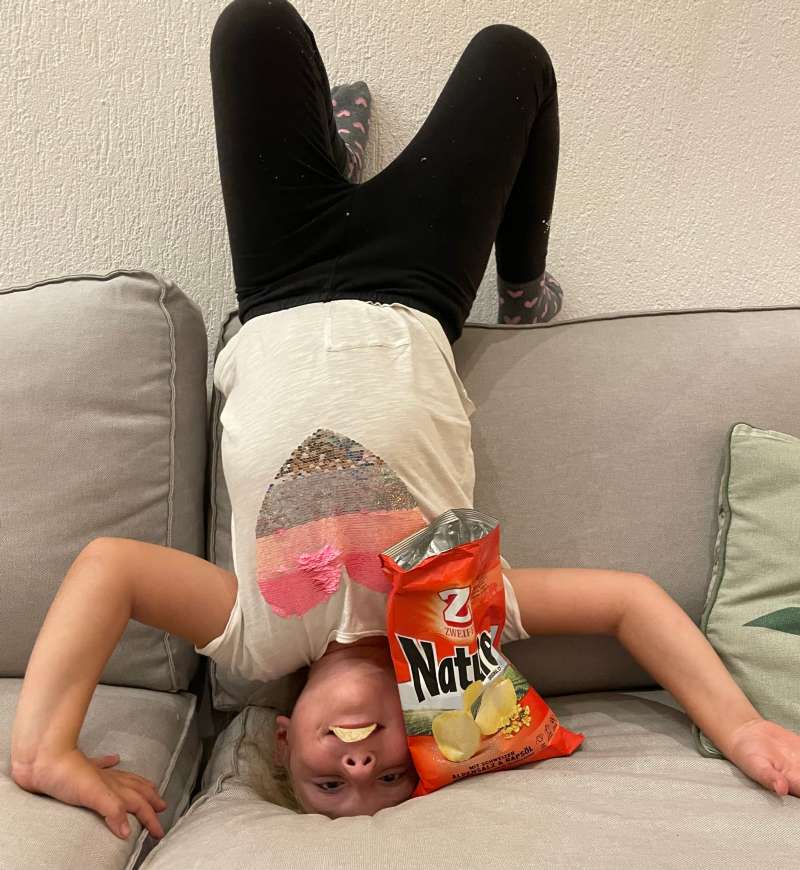 Judith.S., Sofa zu Hause