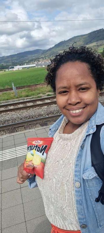 Hanifah.T., Glovelier