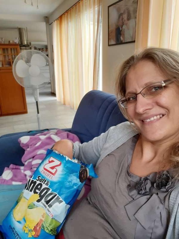 Anita.K., Zu Hause auf der Couch