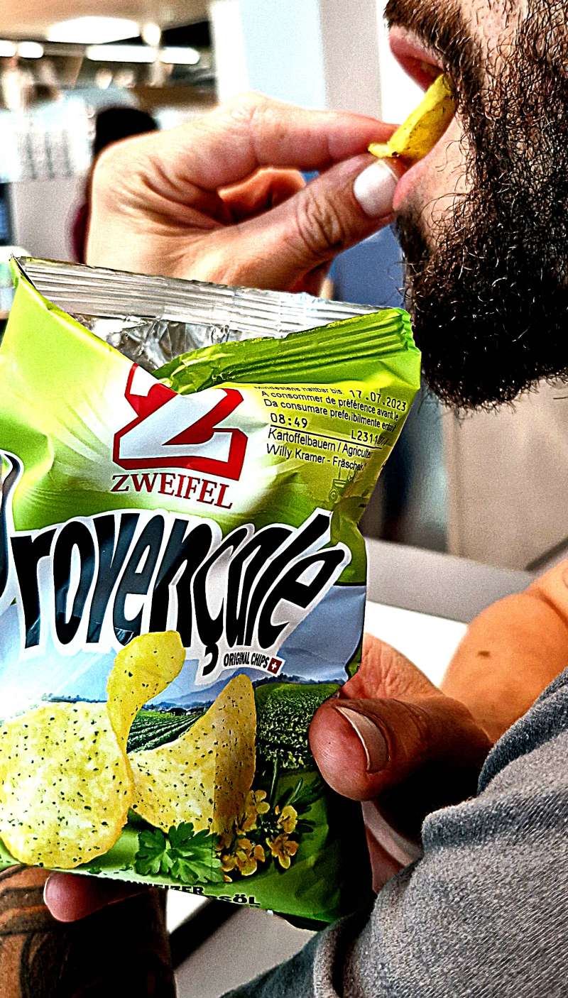 Diego.T., Dessert nach dem Kantinenessen bei der Arbeit