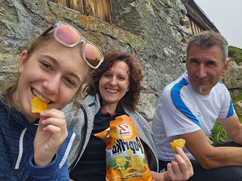 Livia.D., Unterhalb des Weisshorns in Arosa vor einem Maiensäss.