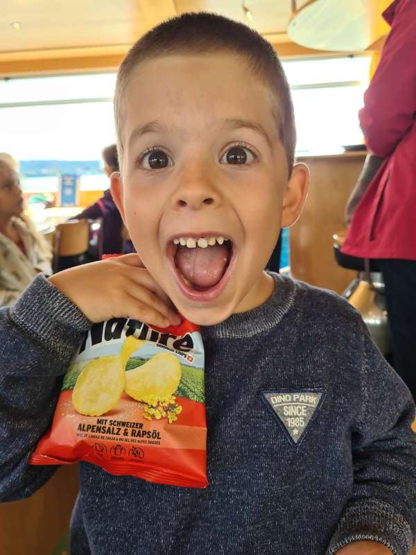 Claudia.H., Nico, 5 Jahre, im Schiff auf dem Bielersee