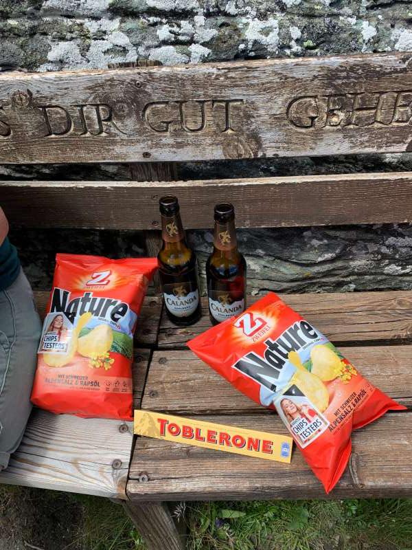 Riekje.S., Uf es Bänkli hoch über Vals, wo wir den Aussicht genossen haben