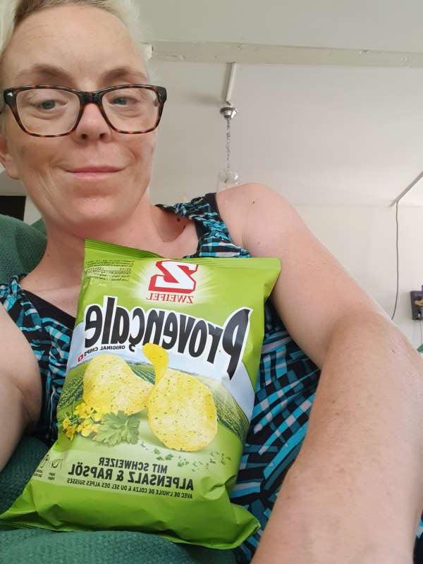 Lozanov.T., Zuhause auf dem Sofa