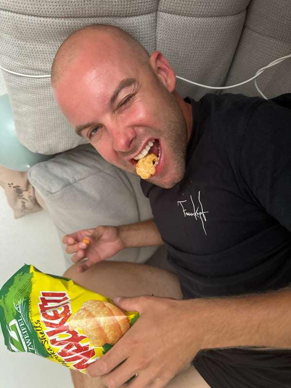 Tania.B., Murten Zuhause auf dem Sofa