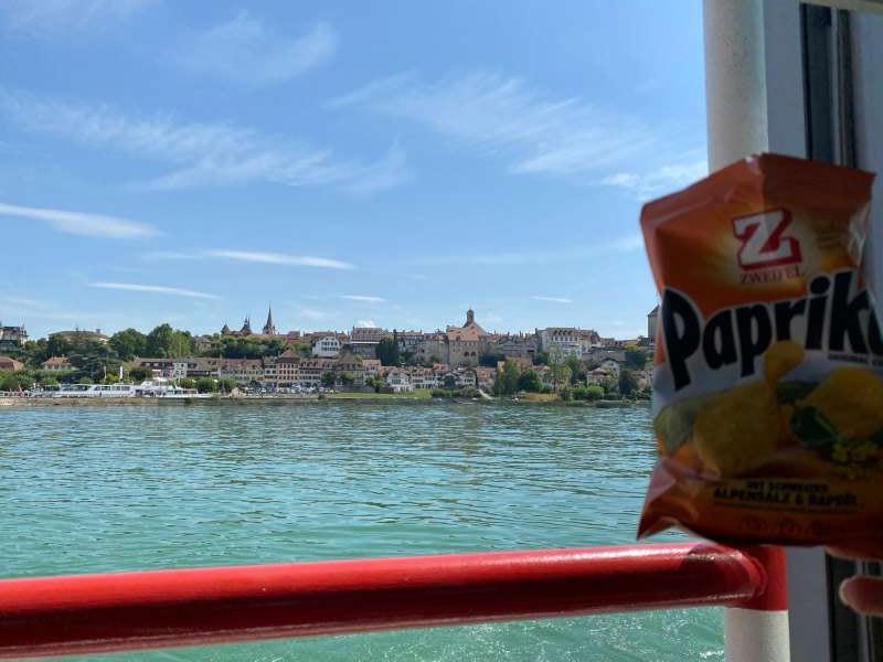 Philipp.Z., Auf dem Dampfschiff Neuchatel vor der Silhouette bon Murten
