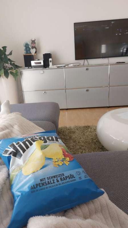 Eva.D., Zuhause auf dem Sofa