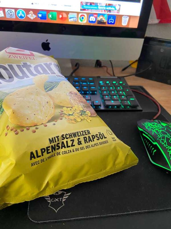 Kian.R., Chez moi en dégustant mes chips préférés en regardent YouTube et profitant du week-end!!!