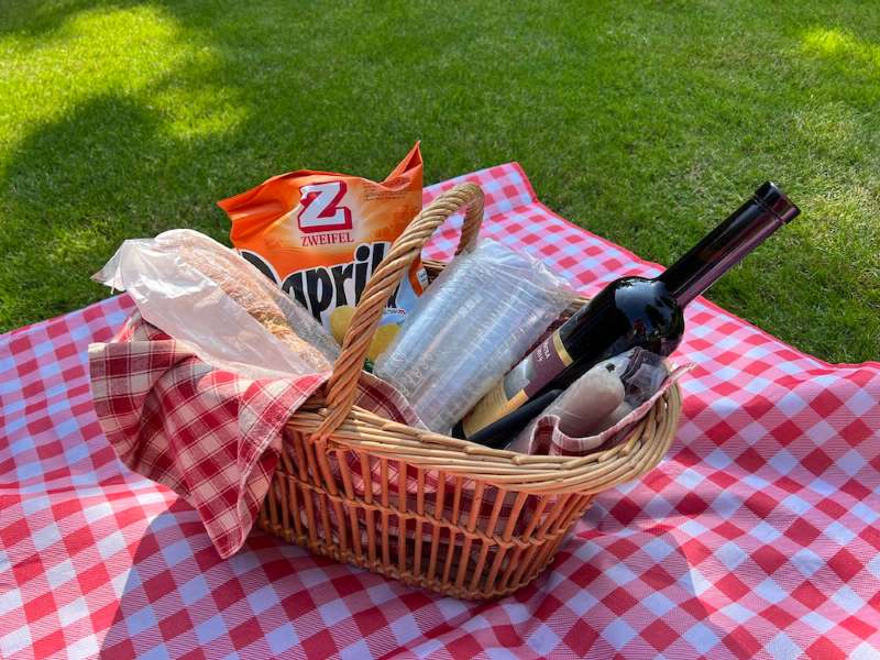 Beatrix.D., In unserem Garten beim Picknick