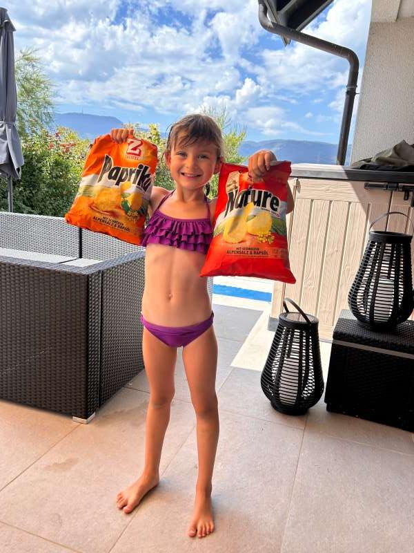 Béatrice.M., Duillier sur la terrasse de la maison