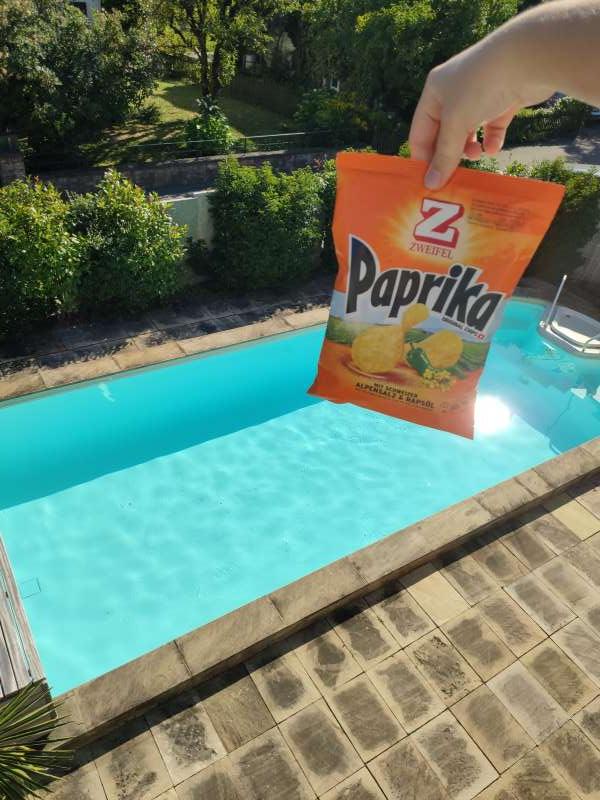 Nuria.M., Zu Hause am Pool