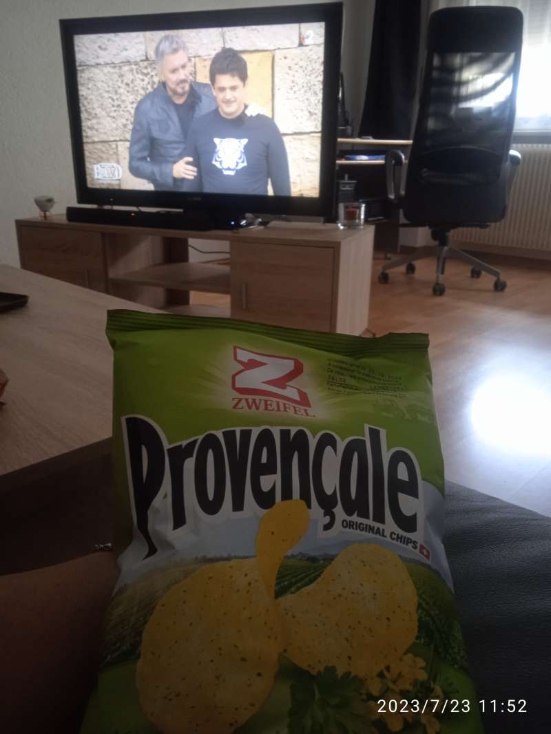 Karine.F., A la maison devant Ford Boyard