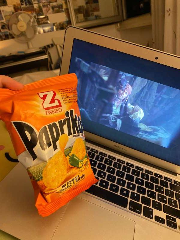 Léa.T., Chez moi devant Pirates des Caraïbes ! :)