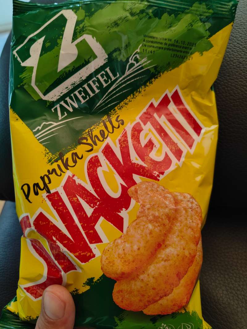 Dennis.E., Auf dem sofa