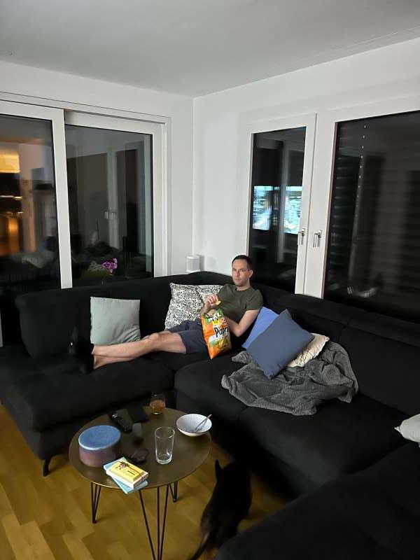 Sascha.L., Zuhause, vor dem TV , Schweiz