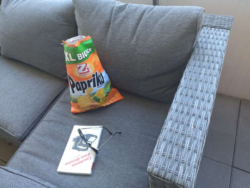 Marina.G., Un bon livre et mon paquet Zweiffel sur ma terrasse !
