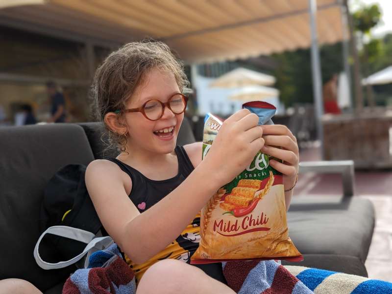 Love.O., Dolder badi