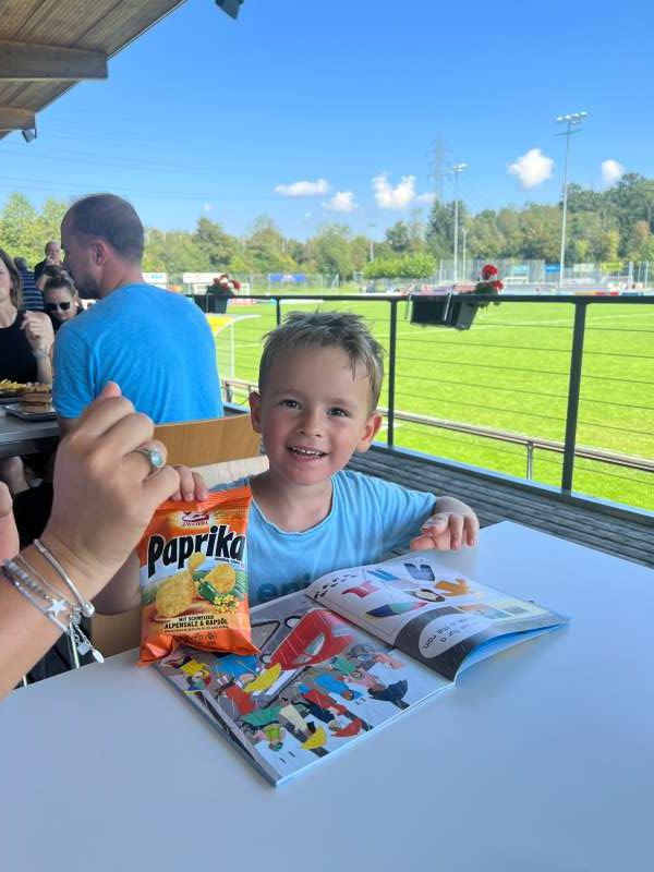 Christopher.G., Ich schaue meinen Bruder Fußball spielen